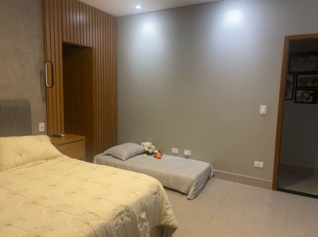 Quarto real: a cama e a parede de madeira