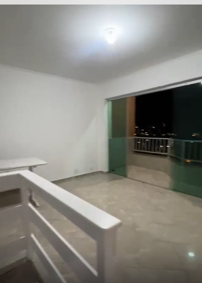Foto da sala ainda vazia, vista da escada com a sacada ao fundo