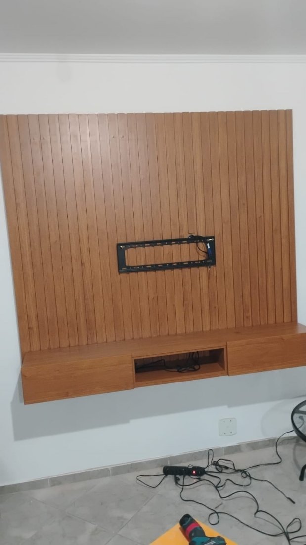 Foto da parede de madeira com o suporte da TV em montagem