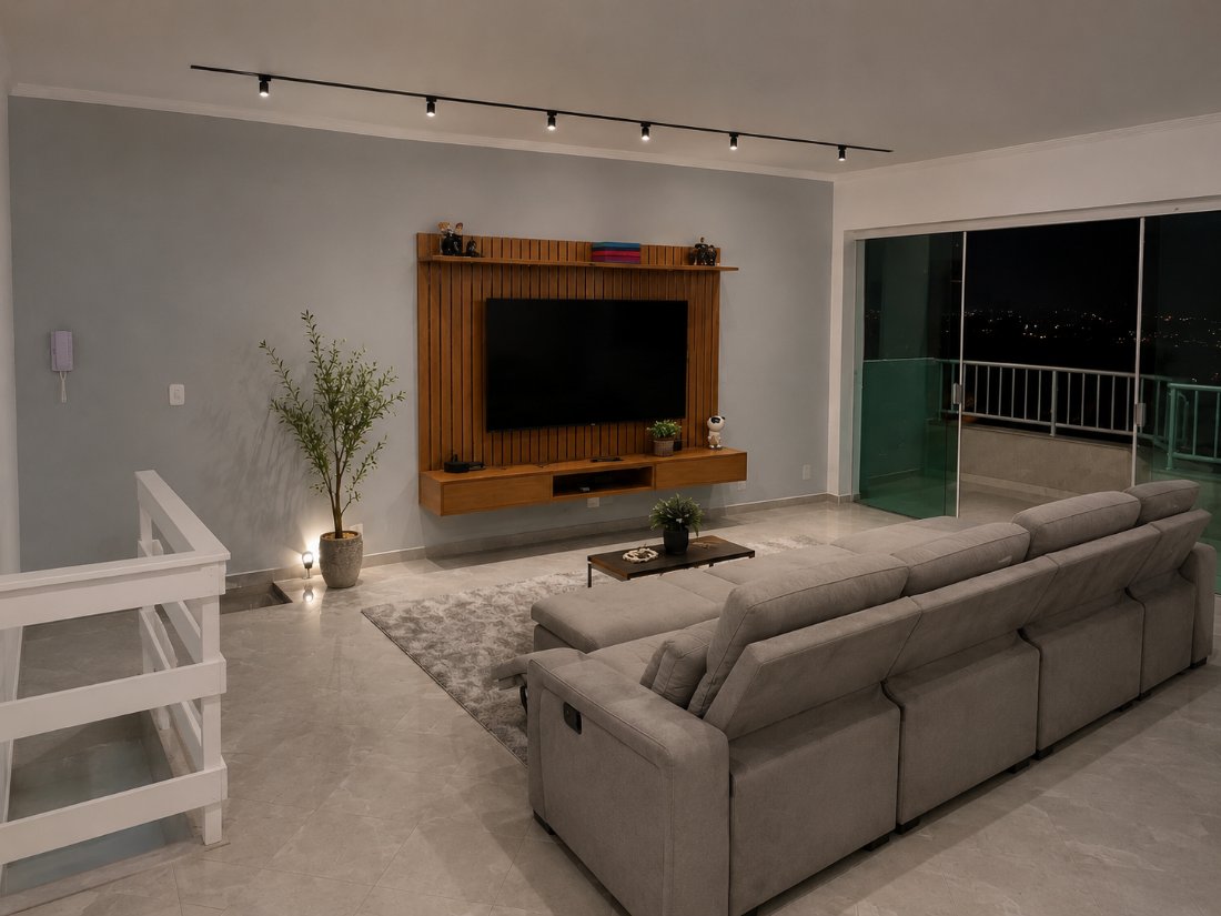 A sala decorada pela IA: sofá grande, painel de madeira com TV, planta, tapete e iluminação